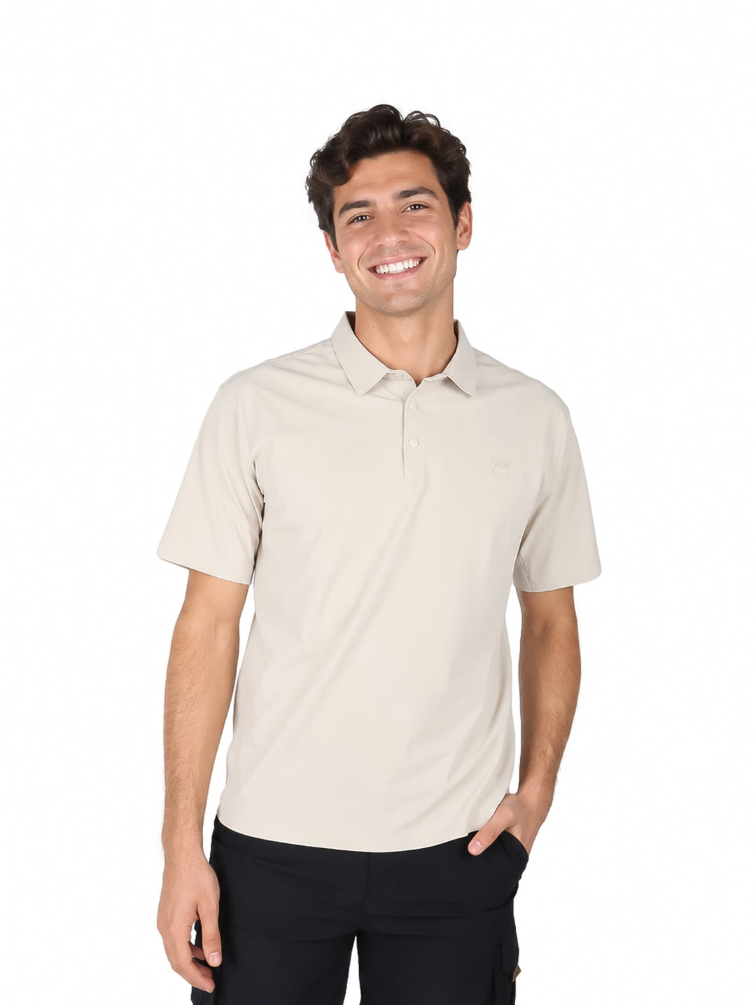 Hombre vistiendo una playera polo color beige de manga corta y pantalones negros.