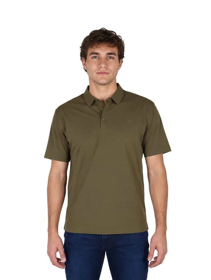 Hombre vistiendo playera polo color olivo de manga corta con cuello y botones.