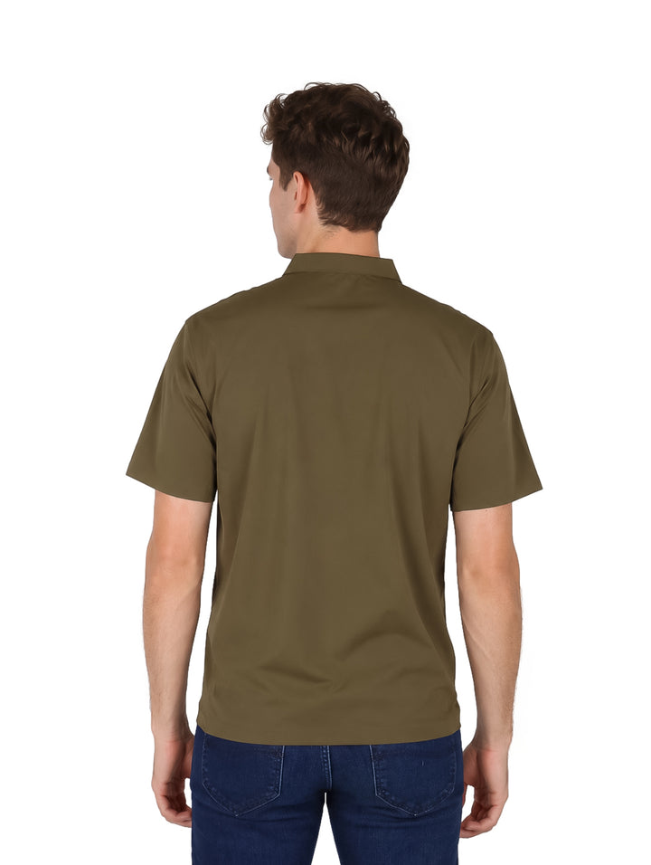 Hombre vistiendo playera polo color olivo de manga corta con cuello y botones.
