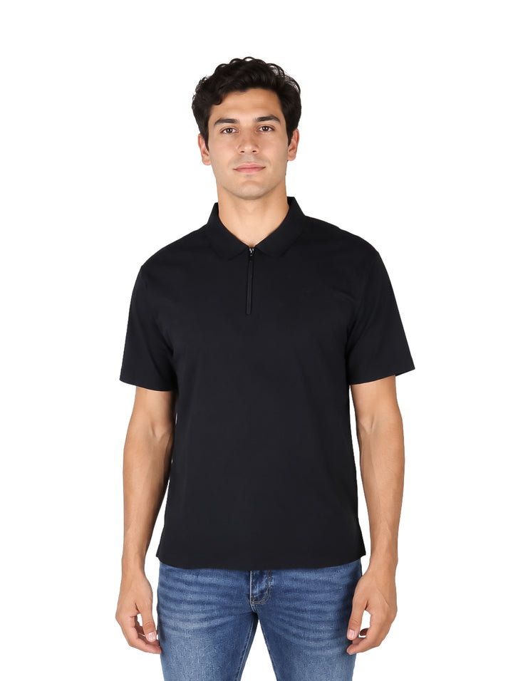 Hombre vistiendo playera polo color negro de manga corta con cierre frontal.