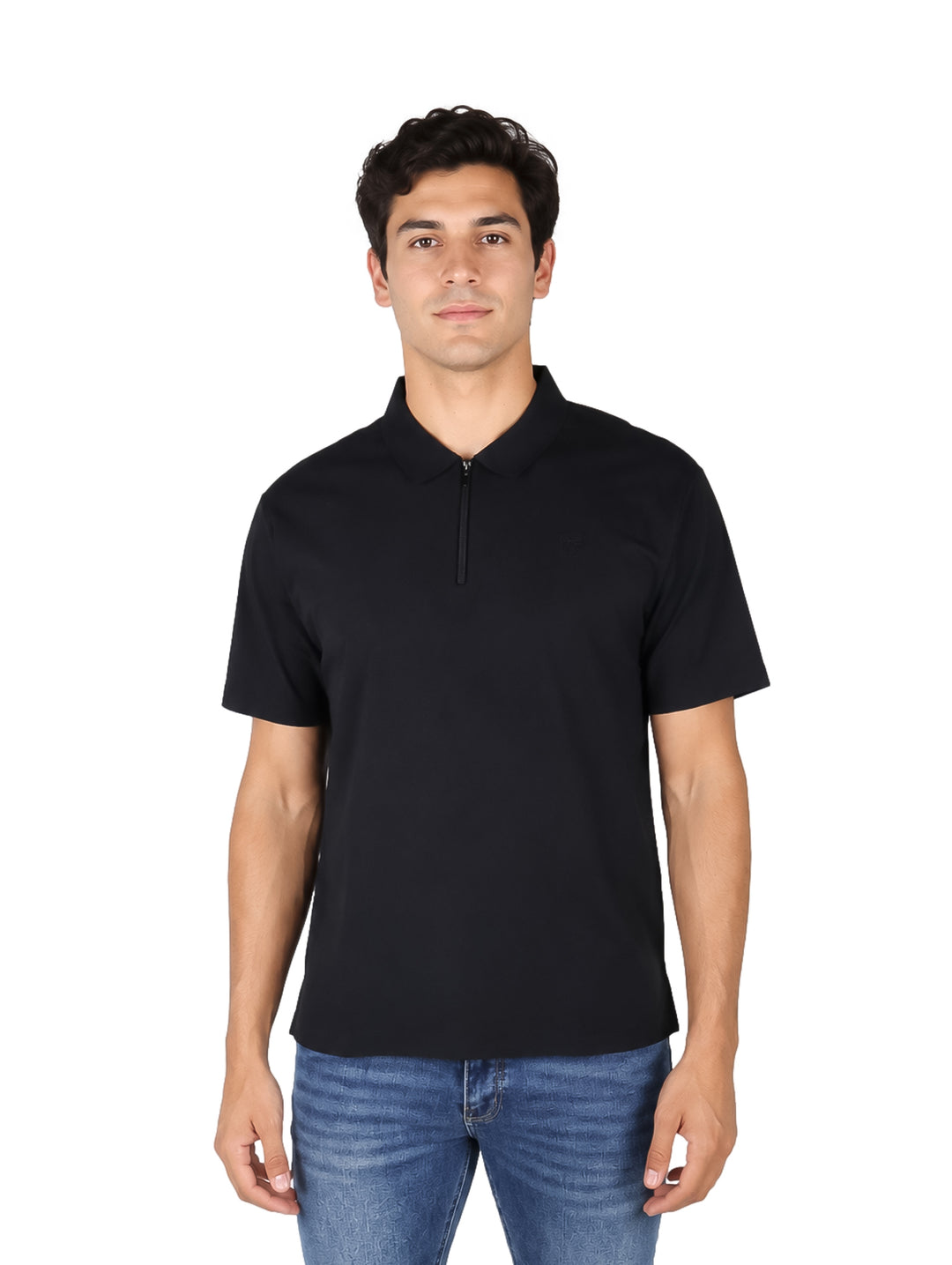 Hombre vistiendo playera polo color negro de manga corta con cierre frontal.
