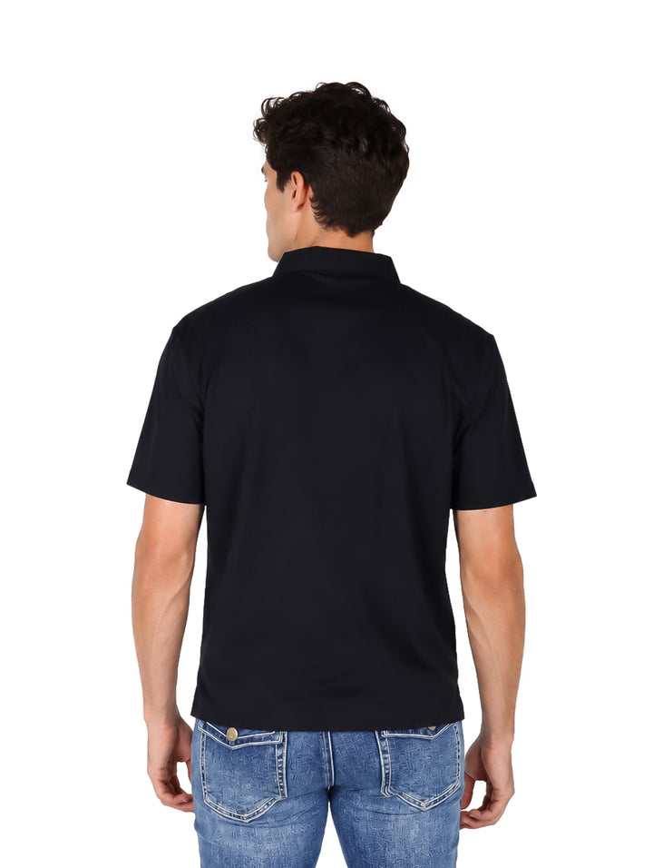 Hombre vistiendo playera polo color negro de manga corta con cierre frontal.