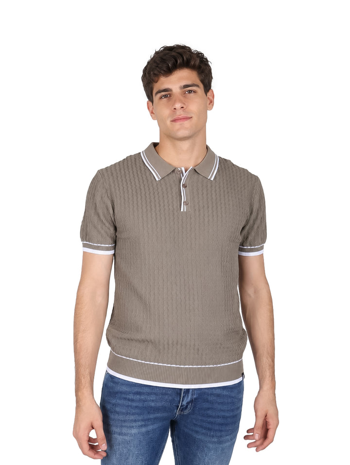 Hombre vistiendo playera polo tejida color gris con detalles blancos en cuello, mangas y borde inferior.