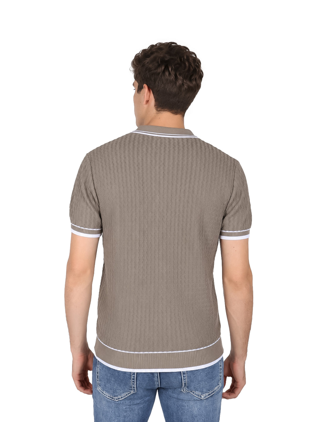 Hombre vistiendo playera polo tejida color gris con detalles blancos en cuello, mangas y borde inferior.