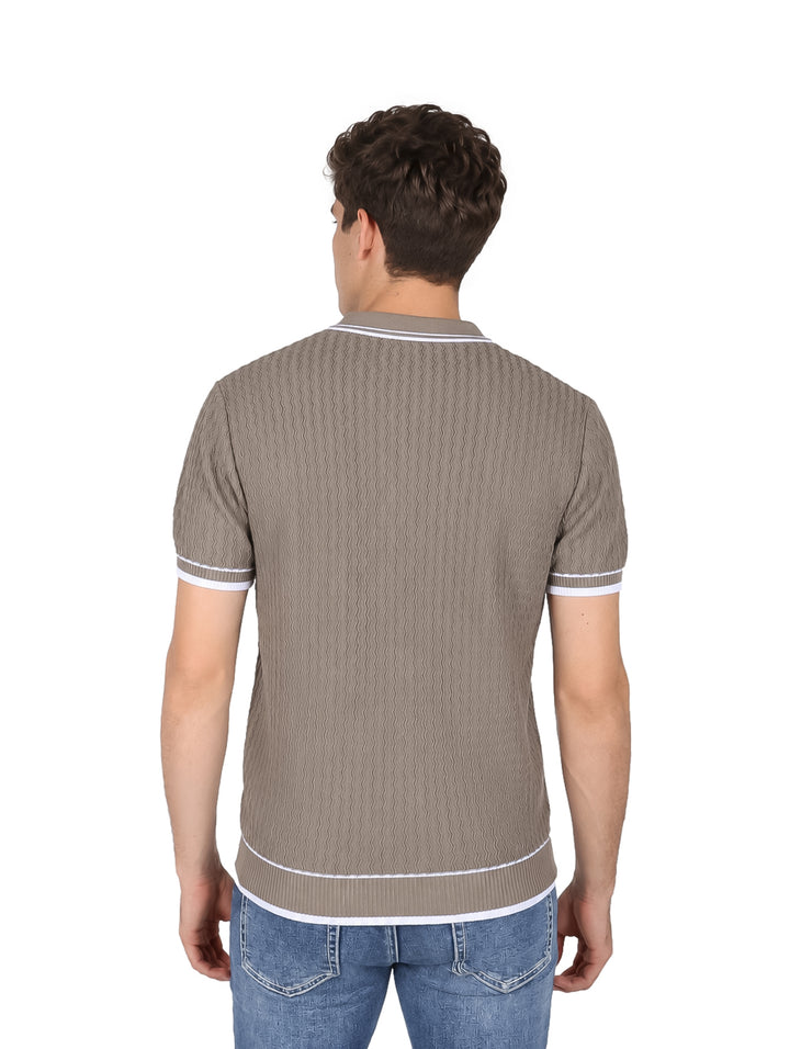 Hombre vistiendo playera polo tejida color gris con detalles blancos en cuello, mangas y borde inferior.