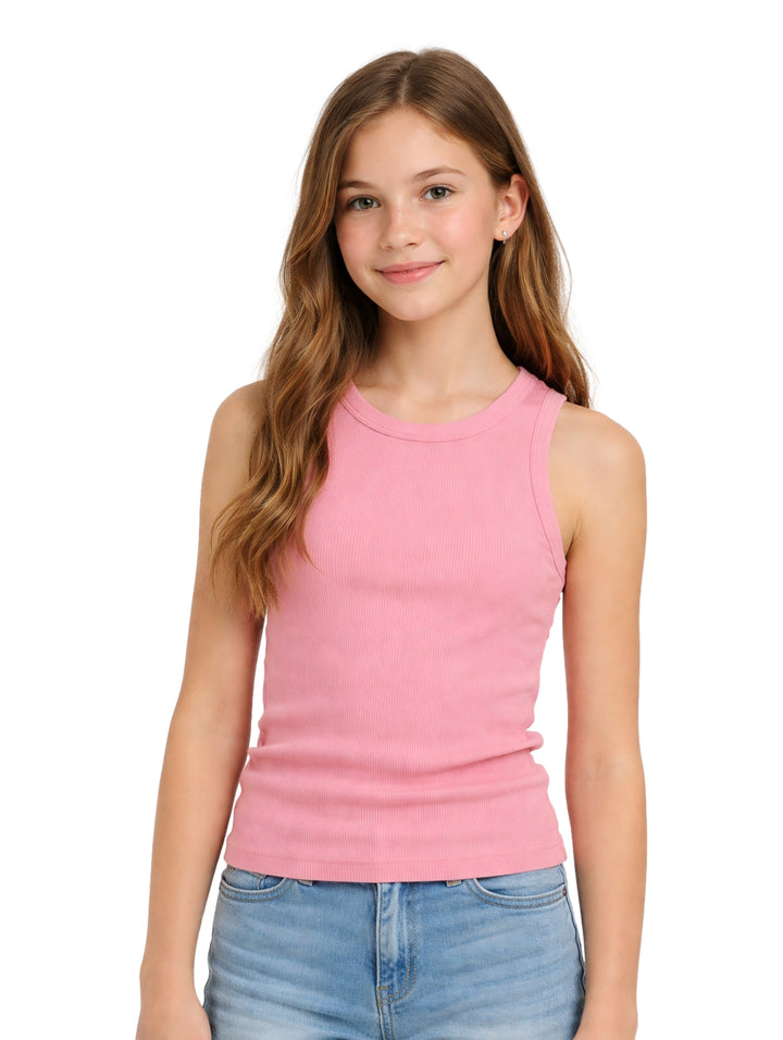 Niña vistiendo un top rosa sin mangas de textura acanalada y pantalones mezclilla azules.