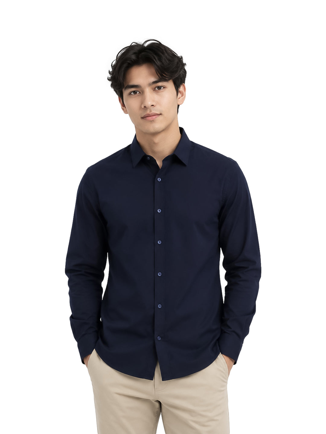Hombre vistiendo una camisa de color marino de manga larga con cuello y botones.