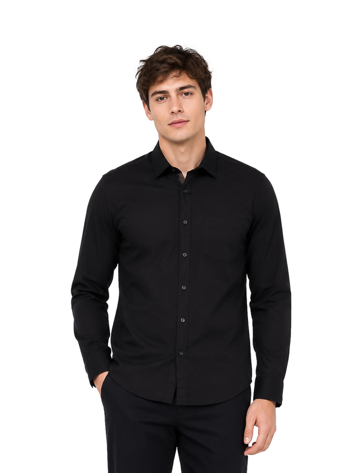 Hombre vistiendo una camisa negra de manga larga con botones y cuello.