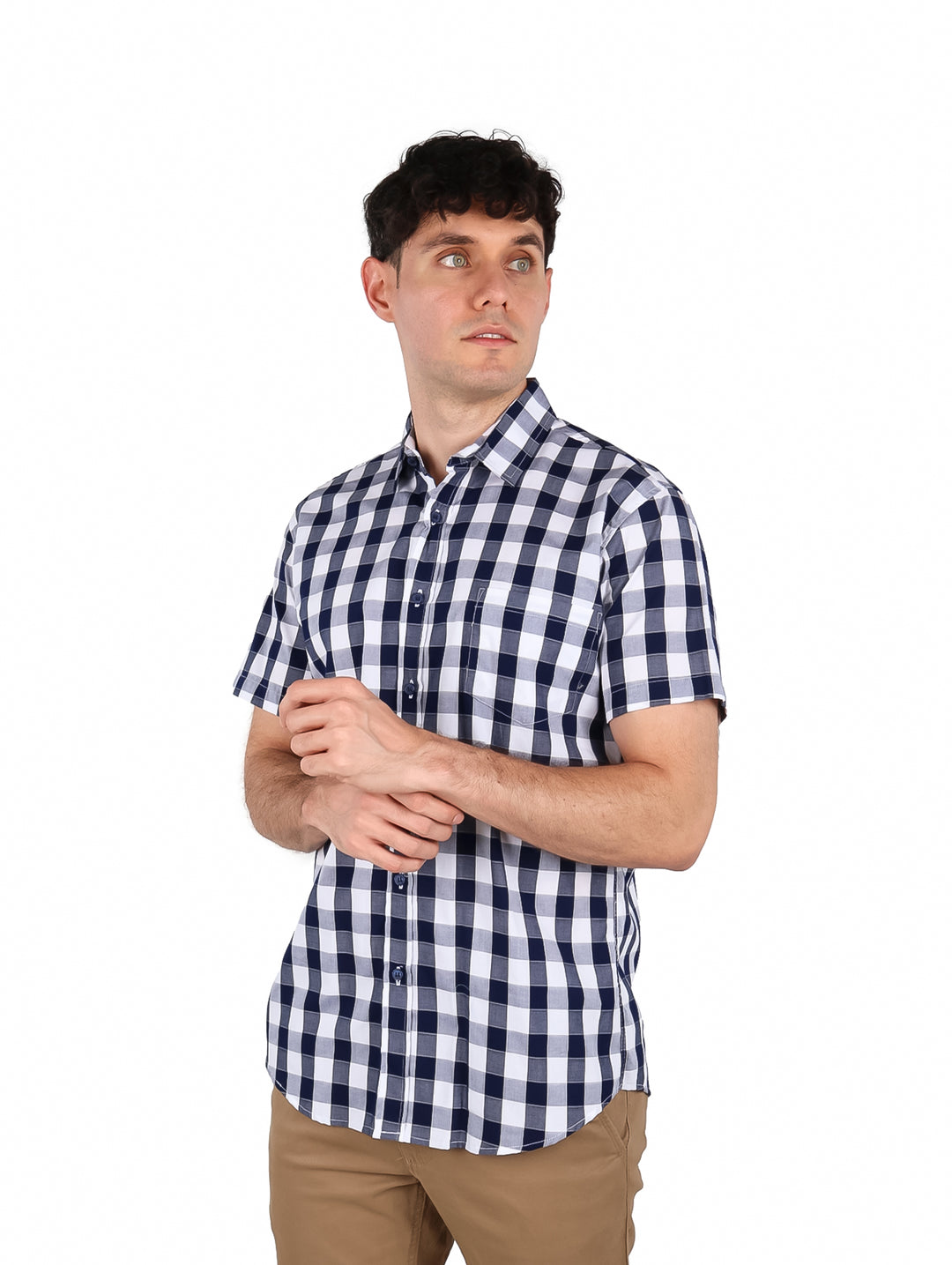 Hombre vistiendo camisa de manga corta con estampado de cuadros en color marino y blanco.