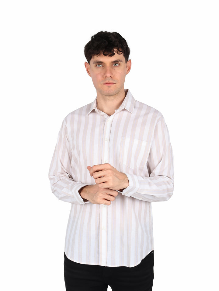 Hombre vistiendo una camisa de rayas verticales en colores beige y blanco.