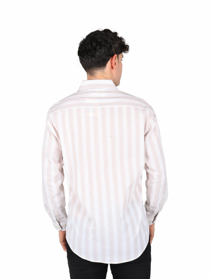 Hombre vistiendo una camisa de rayas verticales en colores beige y blanco.