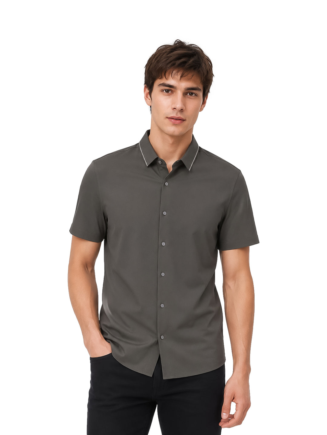 Hombre vistiendo una camisa de manga corta color olivo con detalle blanco en el cuello y pantalones negros.