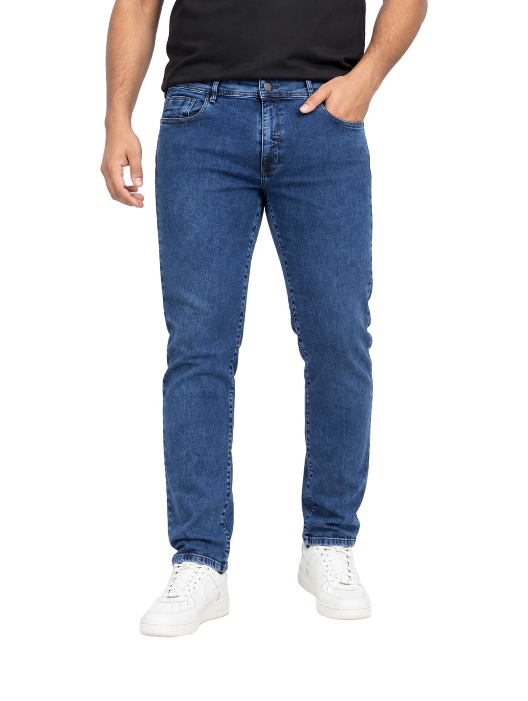 Hombre vistiendo jeans azul stone de corte recto marca Collor&