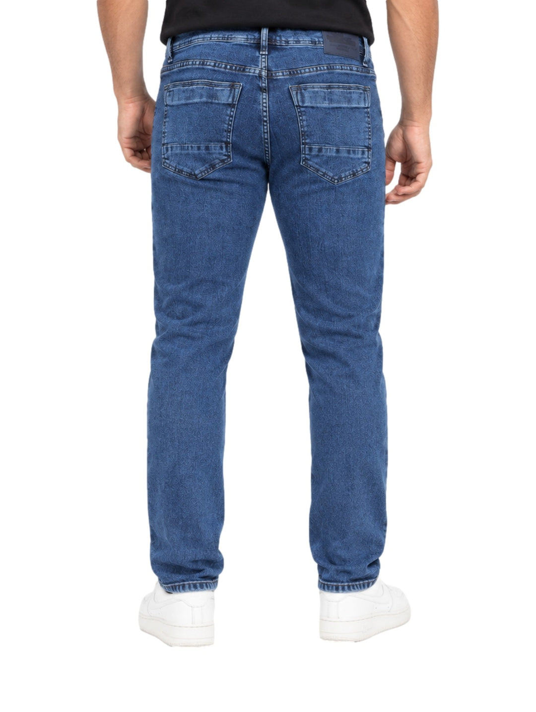 Hombre vistiendo jeans azul stone de corte recto marca Collor&