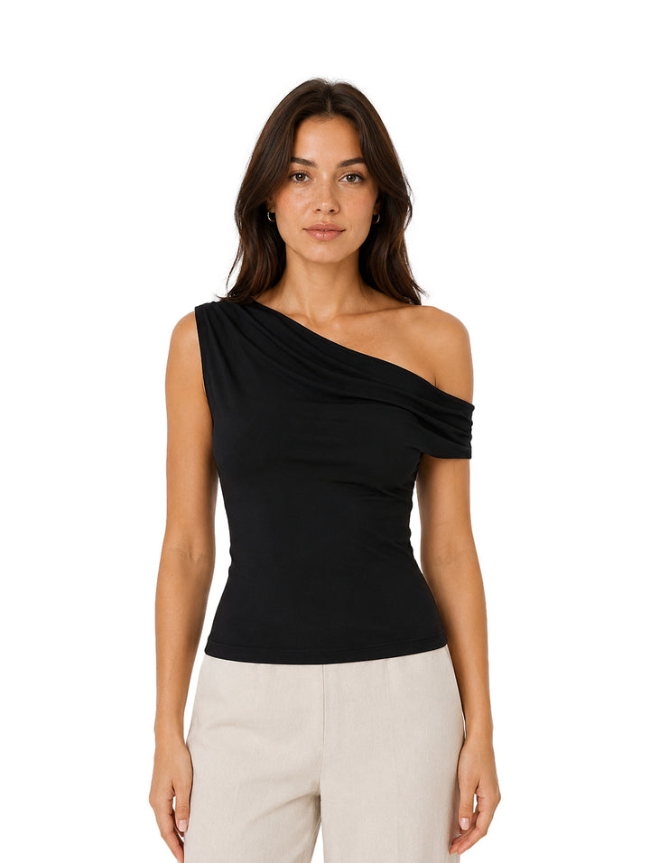 Mujer modelando una blusa negra asimétrica de un solo hombro.
