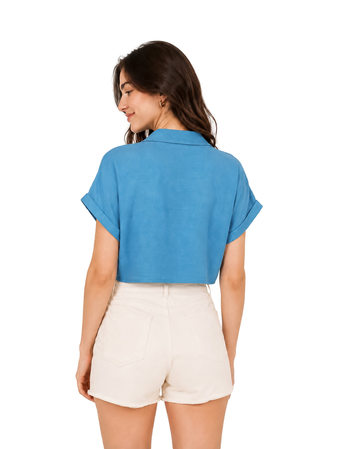 Mujer vistiendo blusa corta color azul anudada al frente y shorts blancos.