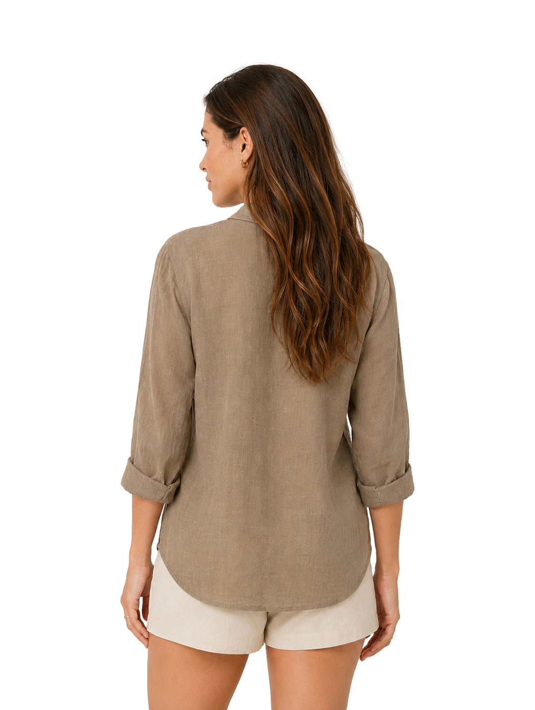 Mujer vistiendo camisa marrón de botones y shorts beige sobre fondo blanco.