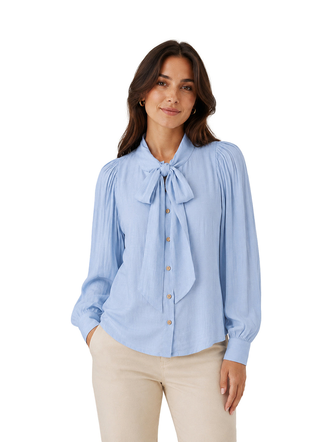Blusa azul de manga larga con lazo al cuello y botones frontales.