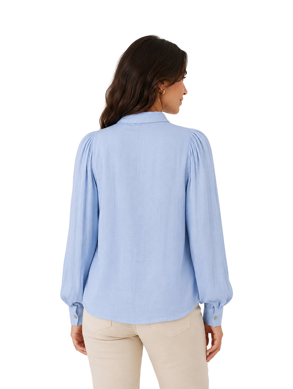 Blusa azul de manga larga con lazo al cuello y botones frontales.