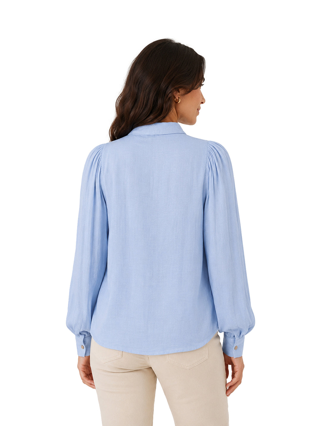 Blusa azul de manga larga con lazo al cuello y botones frontales.
