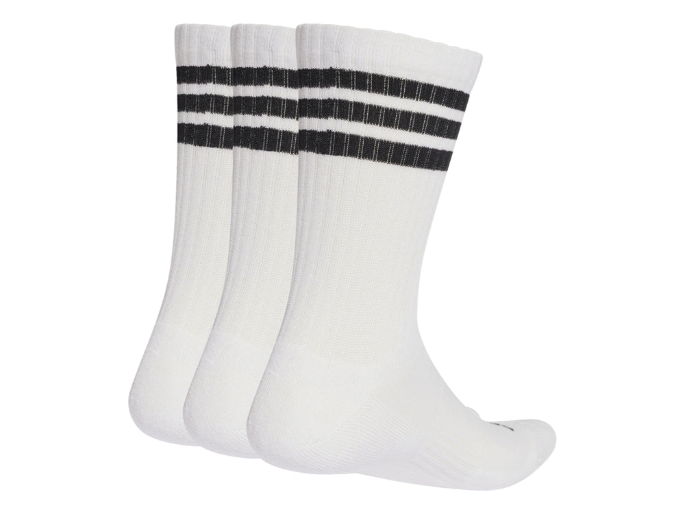 Paquete de tres pares de calcetas deportivas Adidas blancas con tres franjas negras en la parte superior.