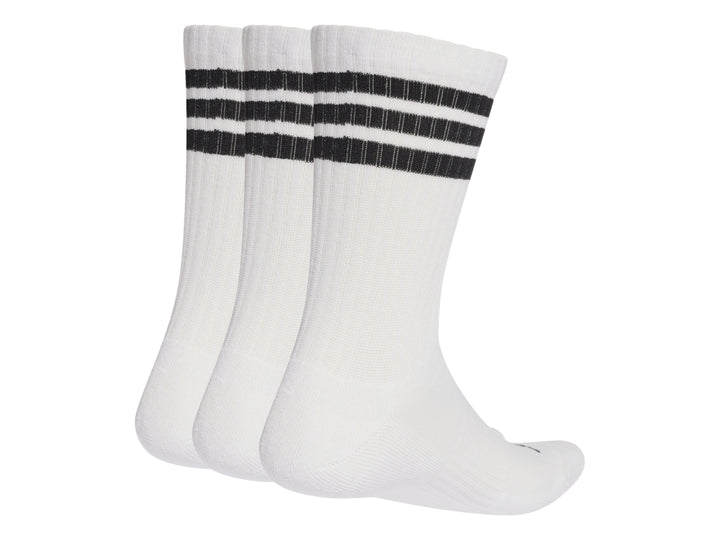 Paquete de tres pares de calcetas deportivas Adidas blancas con tres franjas negras en la parte superior.