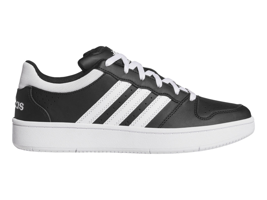 Tenis Adidas Hoops Classic color negro con tres franjas laterales y suela blanca.
