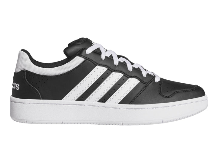 Tenis Adidas Hoops Classic color negro con tres franjas laterales y suela blanca.