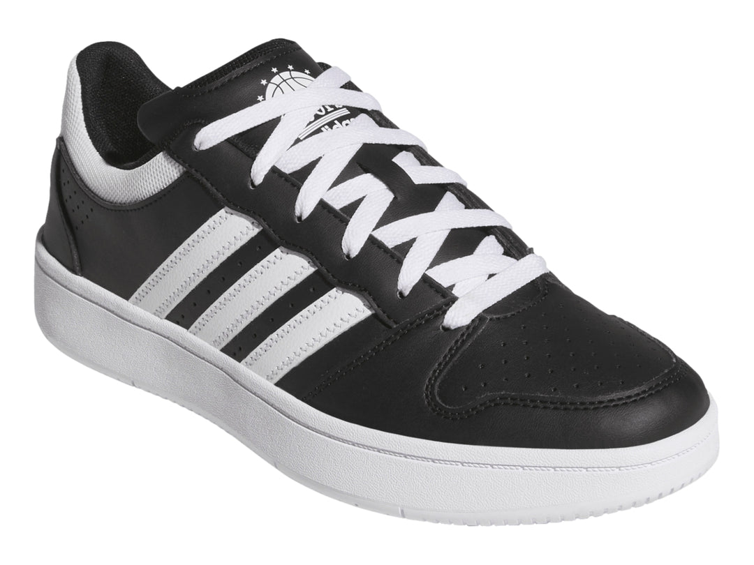 Tenis Adidas Hoops Classic color negro con tres franjas laterales y suela blanca.