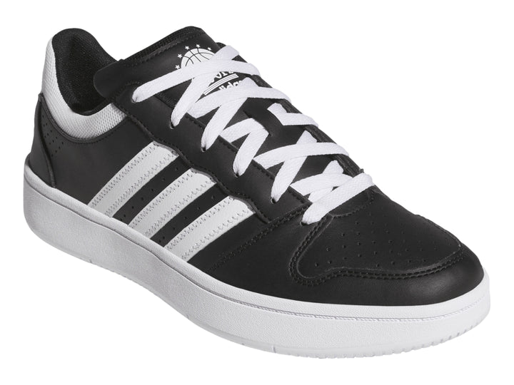 Tenis Adidas Hoops Classic color negro con tres franjas laterales y suela blanca.