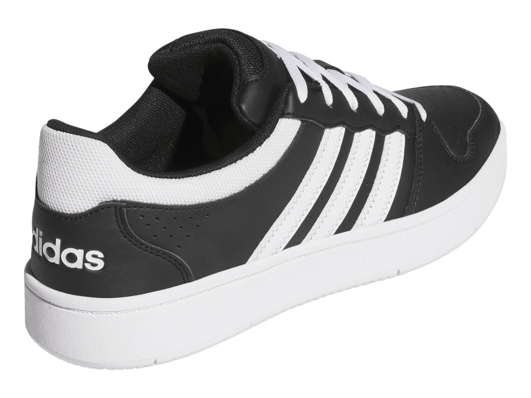 Tenis Adidas Hoops Classic color negro con tres franjas laterales y suela blanca.
