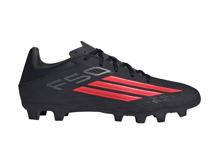 Botas de fútbol Adidas F50 color negro con franjas rojas laterales y suela de tacos.