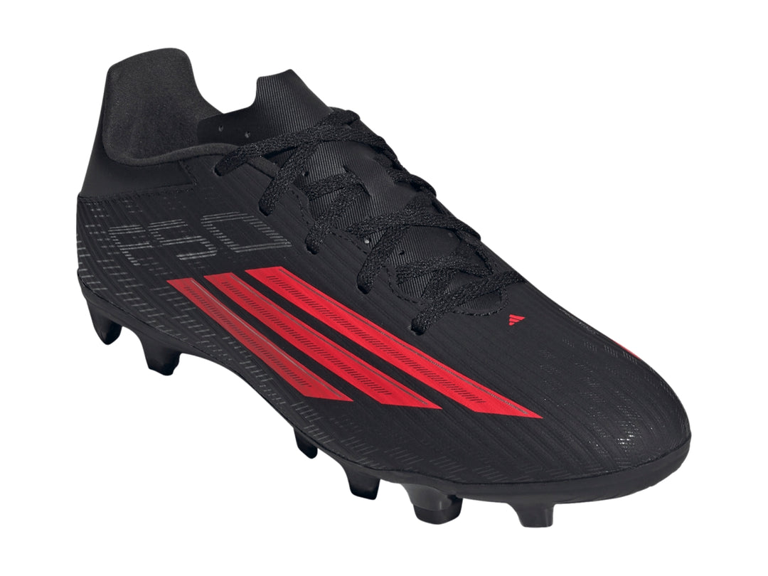 Botas de fútbol Adidas F50 color negro con franjas rojas laterales y suela de tacos.