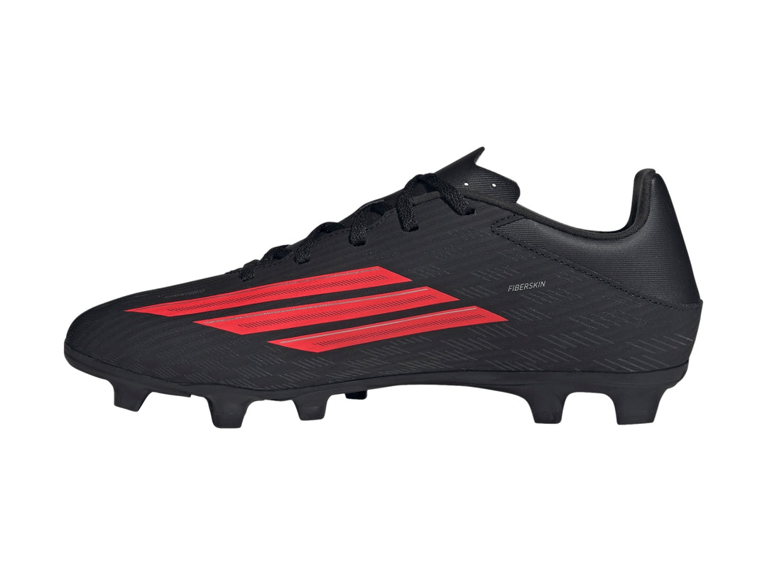 Botas de fútbol Adidas F50 color negro con franjas rojas laterales y suela de tacos.
