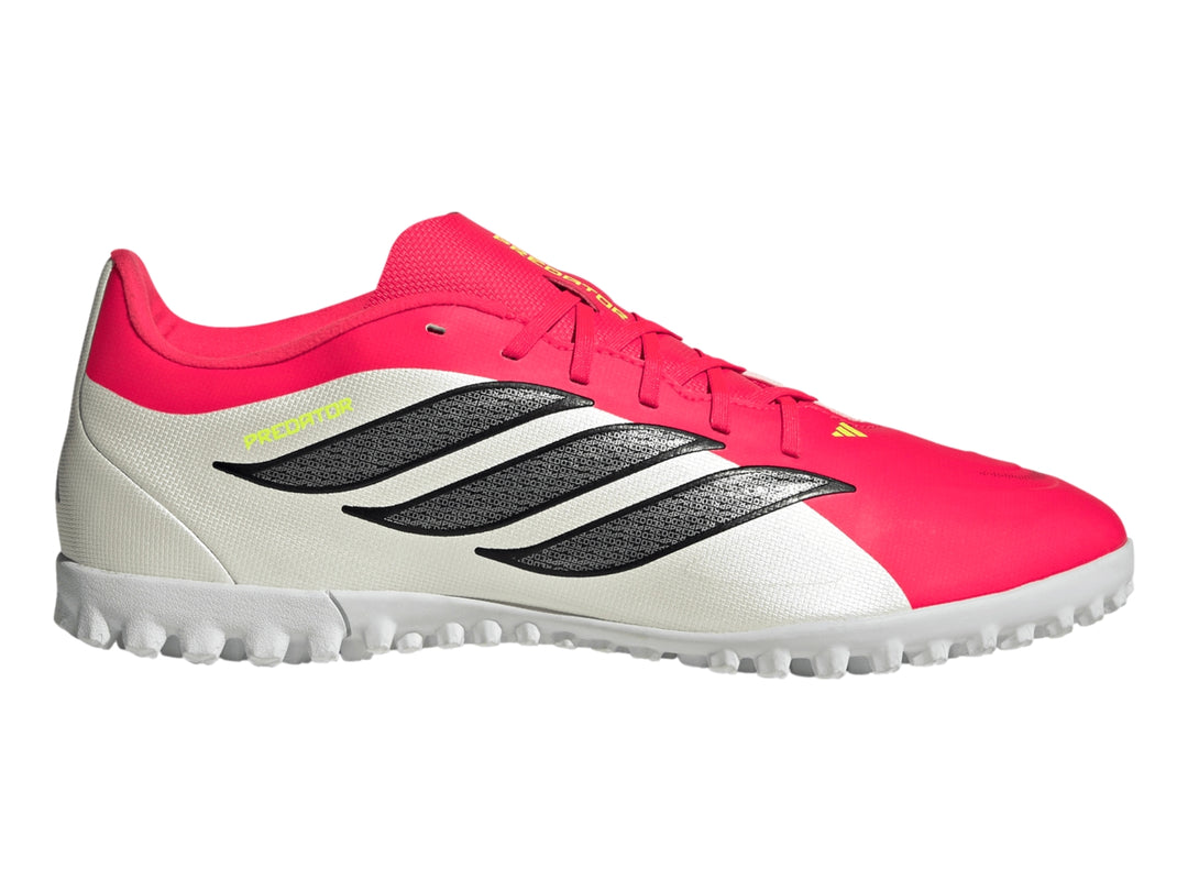 Calzado de fútbol Adidas Predator Club TF en colores rosa y blanco con suela para césped sintético.