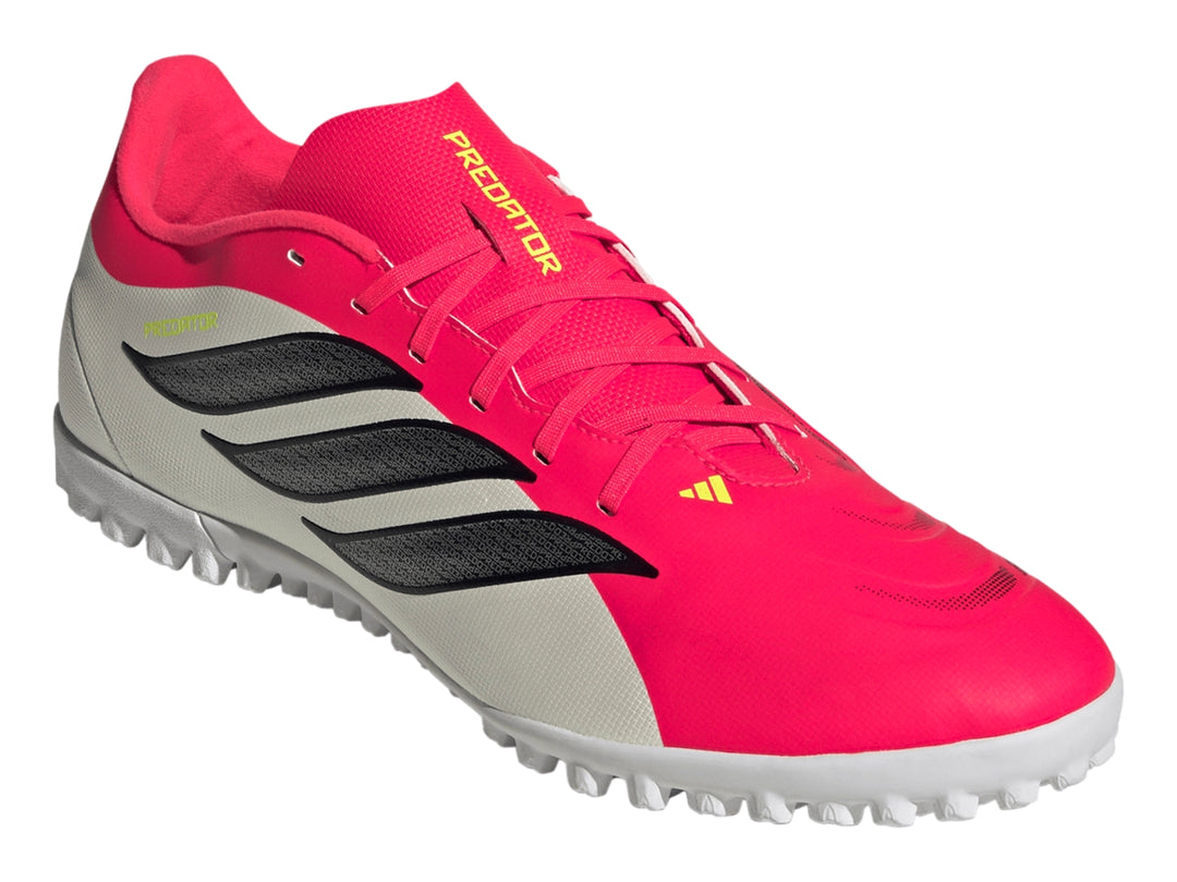 Calzado de fútbol Adidas Predator Club TF en colores rosa y blanco con suela para césped sintético.