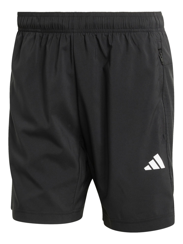 Hombre vistiendo pantalones cortos deportivos Adidas de color negro.