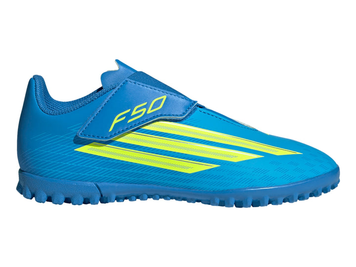 Zapato de fútbol Adidas F50 color azul con franjas amarillas y suela para césped artificial.
