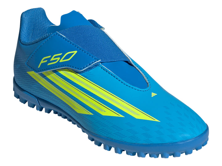 Zapato de fútbol Adidas F50 color azul con franjas amarillas y suela para césped artificial.