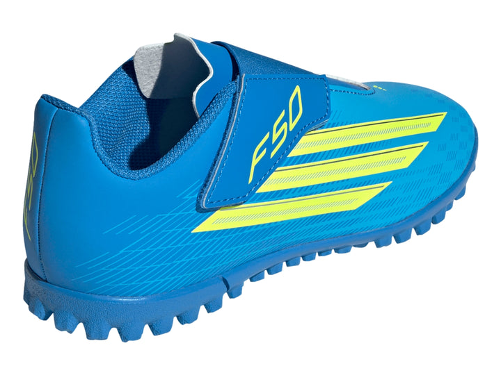 Zapato de fútbol Adidas F50 color azul con franjas amarillas y suela para césped artificial.