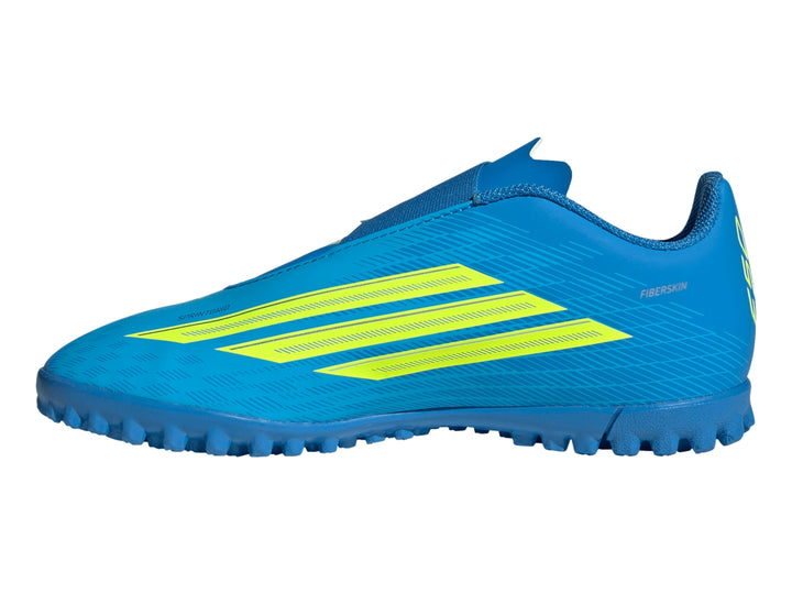 Zapato de fútbol Adidas F50 color azul con franjas amarillas y suela para césped artificial.
