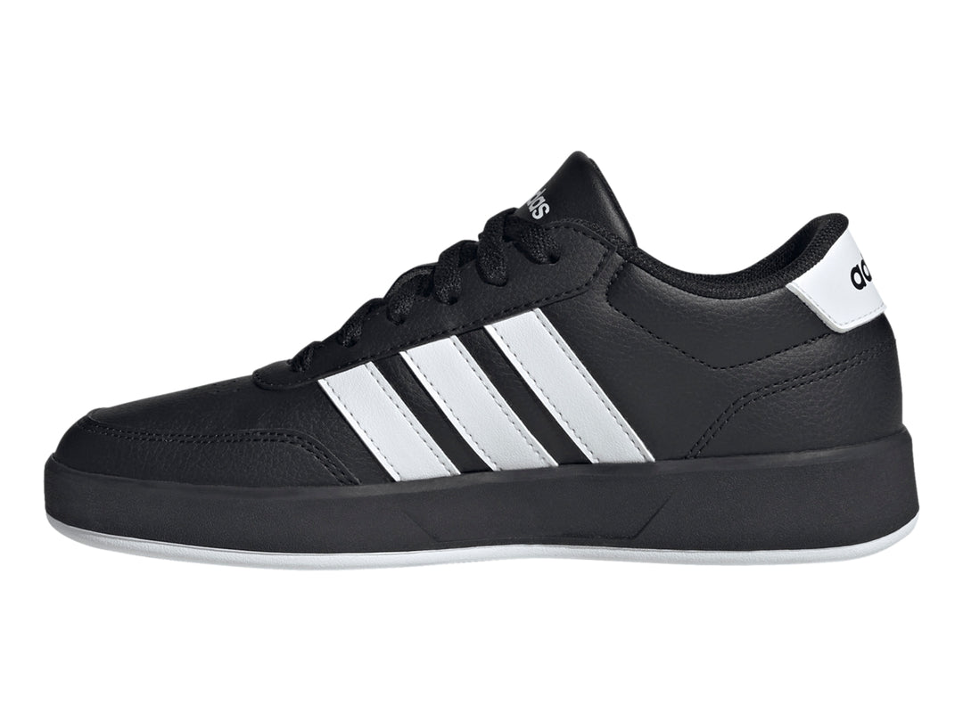 Tenis Adidas Breaknet 3.0 color negro con tres franjas blancas laterales y suela blanca.