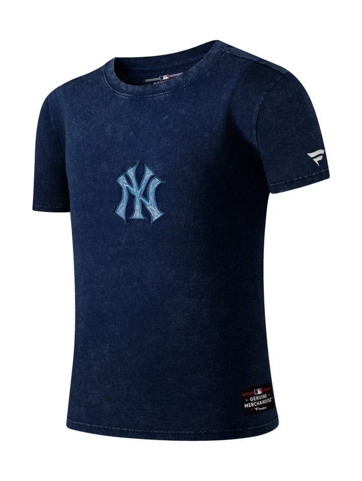 Playera deportiva color azul marino de manga corta con logotipo de los New York Yankees en el pecho.