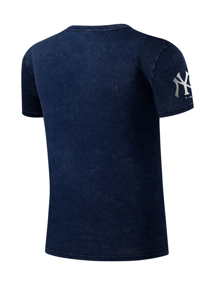 Playera deportiva color azul marino de manga corta con logotipo de los New York Yankees en el pecho.