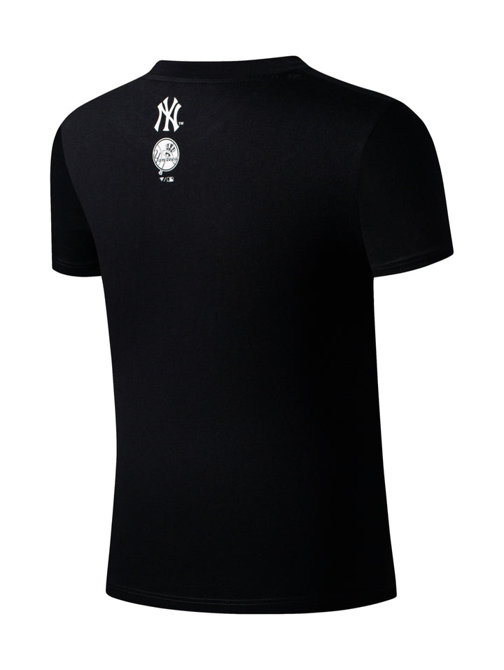 Camiseta negra de manga corta con el logotipo de los New York Yankees en el pecho.