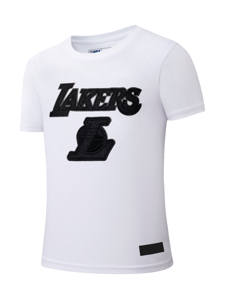 Playera blanca de manga corta con logotipo de los Lakers en color negro en el pecho.