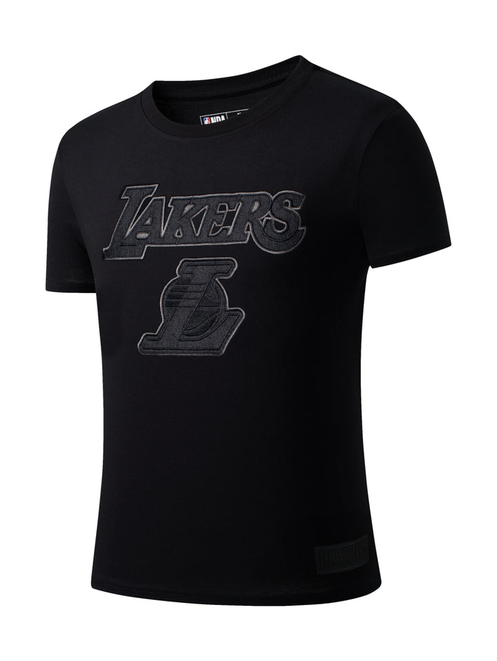 Playera deportiva negra de manga corta con logotipo de los Lakers en el pecho.
