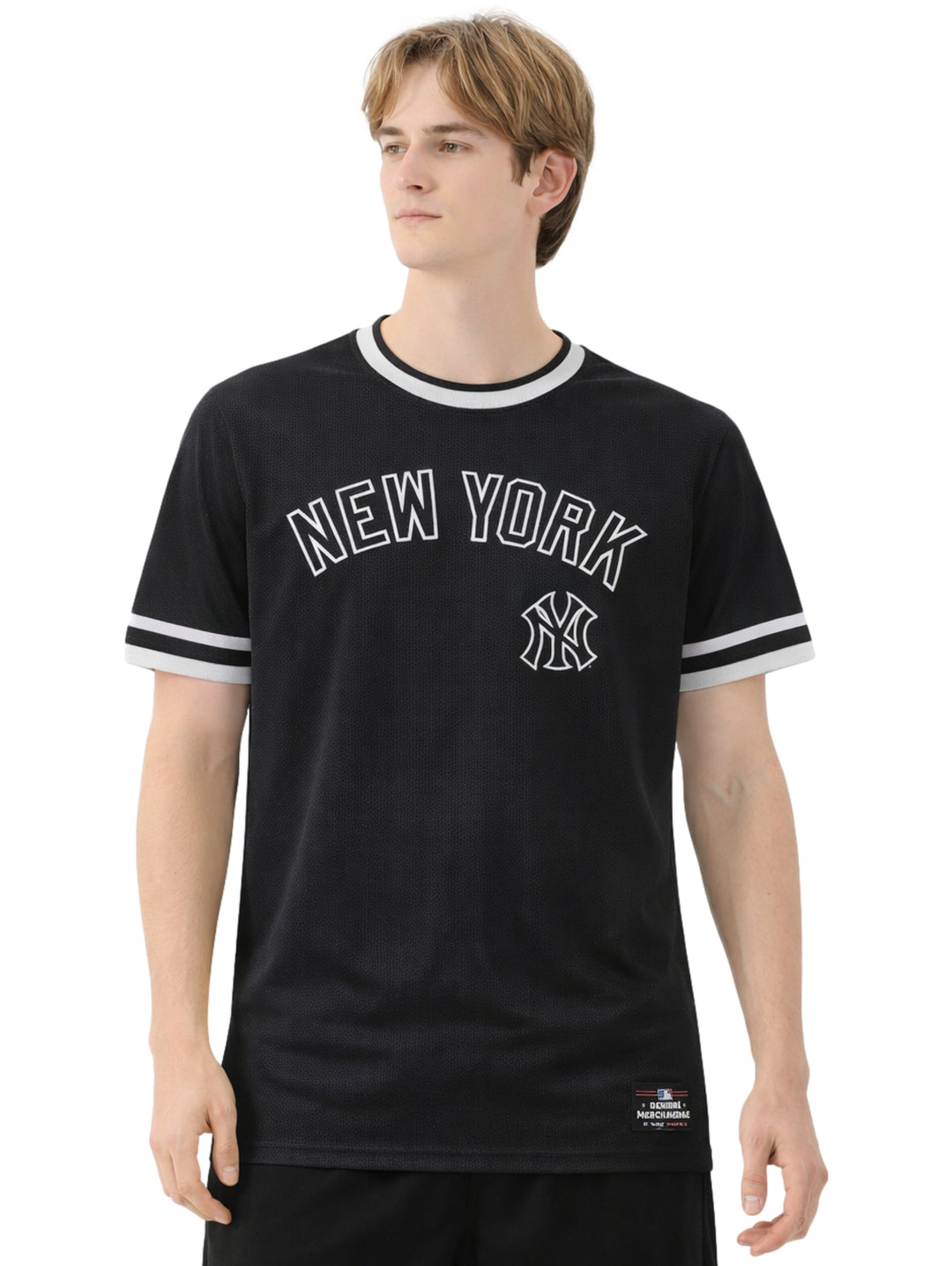 Jersey deportivo negro de malla con texto NEW YORK y logo de los Yankees en blanco.