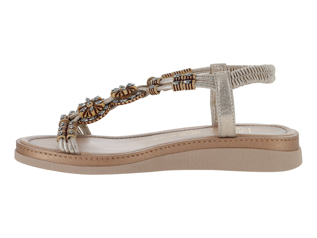 Sandalia plana Luna Rosa en color oro rosado con adornos metálicos y correa al tobillo.