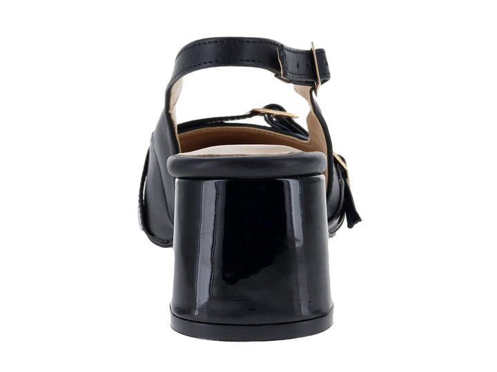 Zapato formal negro de charol para mujer con tacón bajo y hebillas doradas.